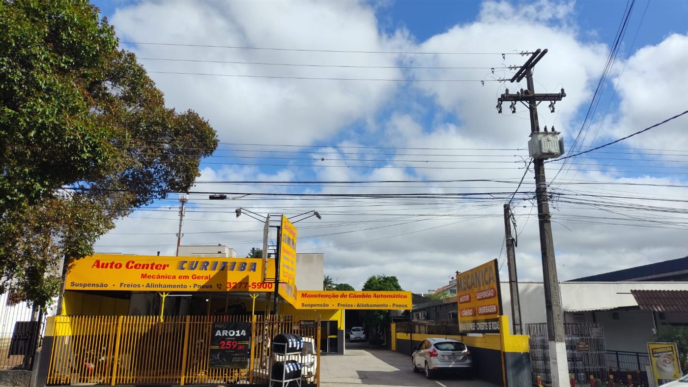 Fachada amarela do Auto Center Curitiba