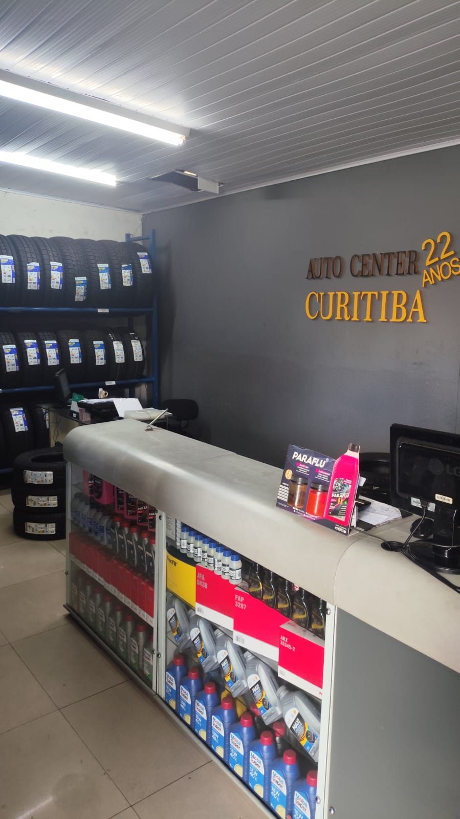 Recepção com o logo e a prateleira de produtos