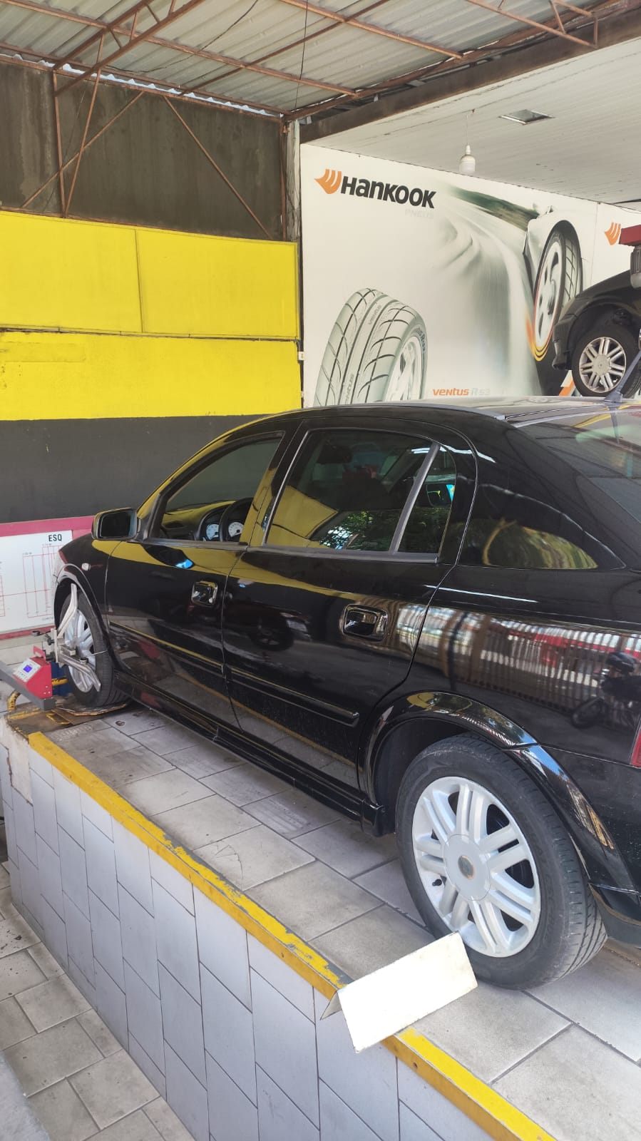 Carro no box de serviço do Auto Center Curitiba